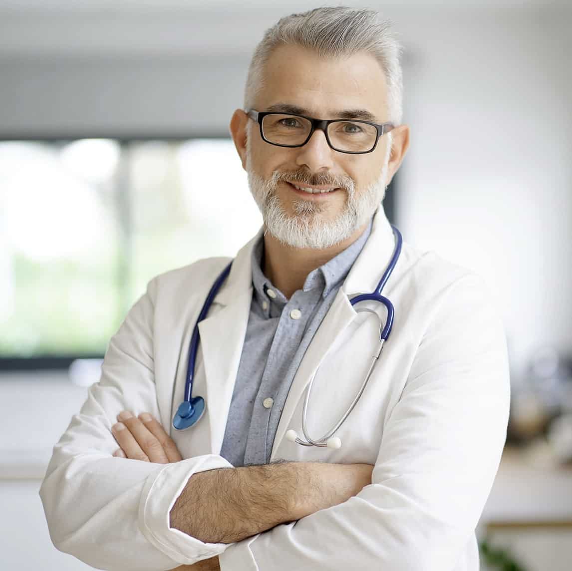 Zdjęcie lekarza w białum kitlu i ze stetoskopem.