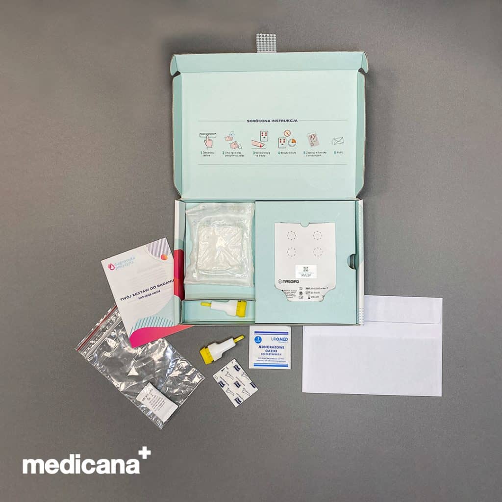Zdjęcie na którym widać zestaw do pobrania krwi: pudełko, gaziki, instrukcja, woreczek i koperta.
